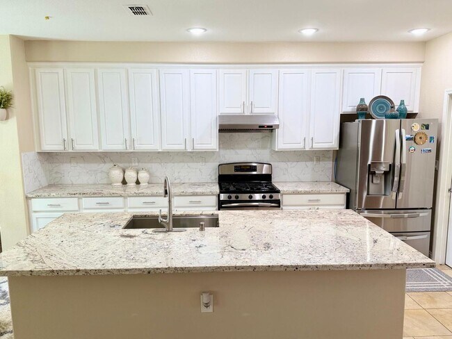 Building Photo - Great 5 Bedroom 3 Bathroom 2,400 sqft. Hom...