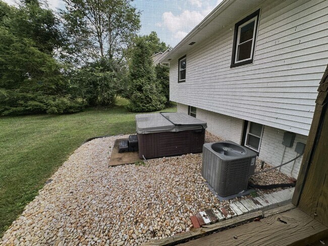 Building Photo - 805 Golden Arrow St