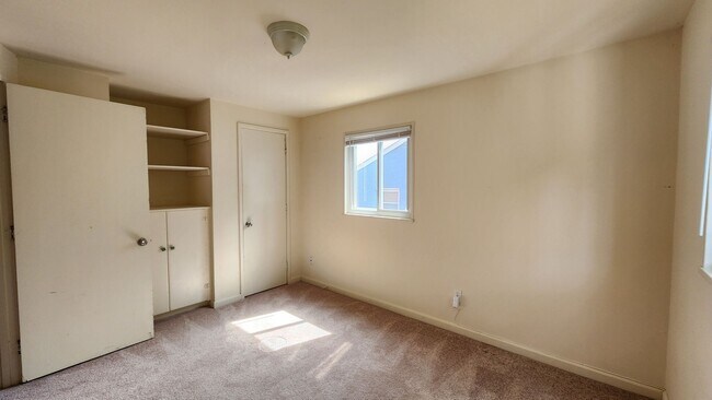 Building Photo - Great Alexandria Location