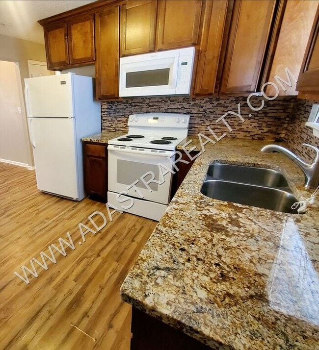 Building Photo - Nicely updated duplex near Kansas City schools-Available NOW!!