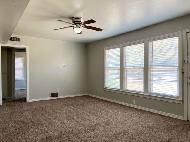 Building Photo - Charming 3 bedroom, 1.5 bathroom!