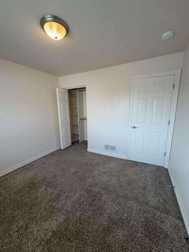 Building Photo - Spacious 3 Bed, 2.5 Bath Home with Oversiz...