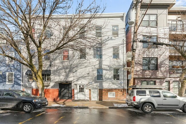 Building Photo - 8 Everett St