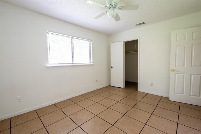 Building Photo - 4916 Suburban Dr