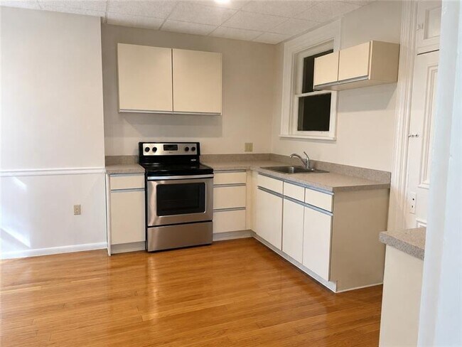 Building Photo - 211 7th St