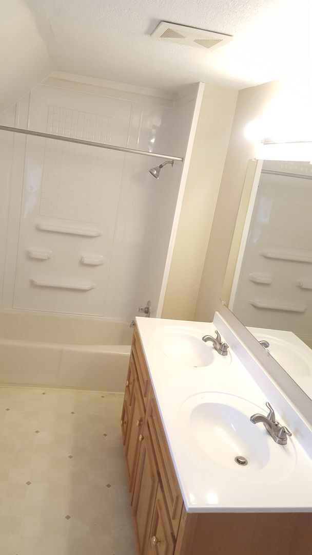 Building Photo - Great home, lots of space, fully updated, ...
