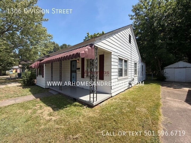 Building Photo - 1306 Division St