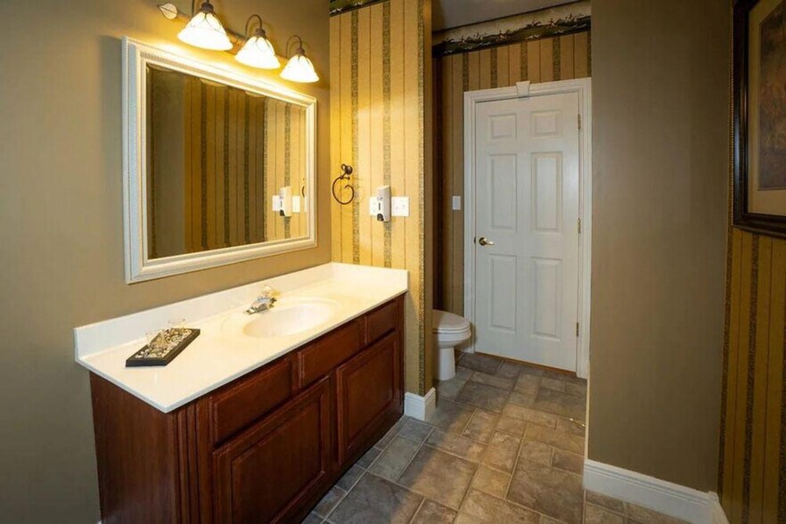 Building Photo - 175 Golf View Dr