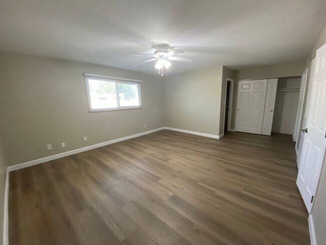 Building Photo - Inviting 3-Bed, 2.5-Bath Townhome: Newly U...