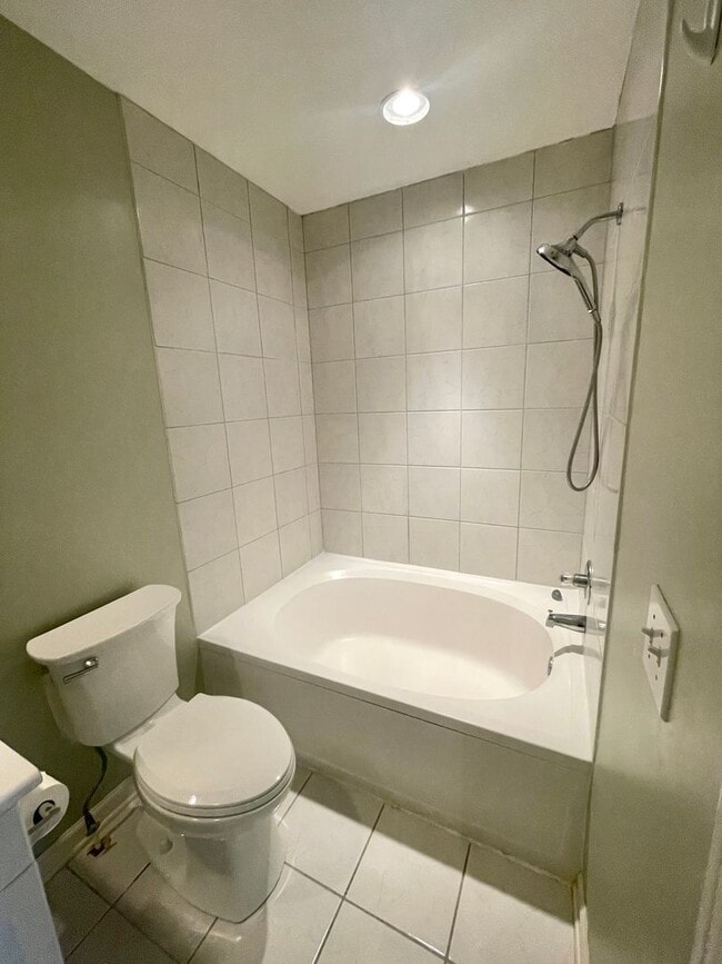 Building Photo - 3 Bedroom, 2 Bath Townhome in Park West of...