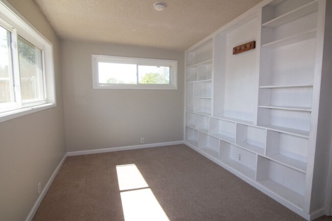 Building Photo - Cute 3 bed 1 bath Large Back Yard