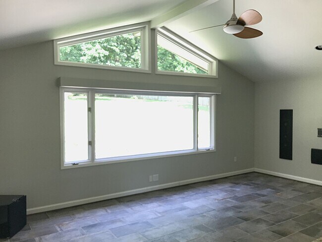 Building Photo - Meticulously Maintained Home in West Meade