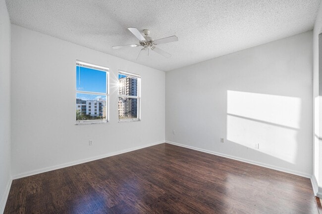 Building Photo - 533 NE 3rd Ave