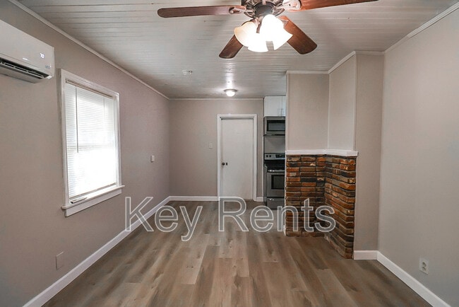 Building Photo - 9759 Cove Ave