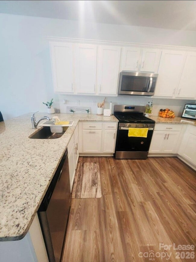 Building Photo - 5240 Kinsbridge Dr