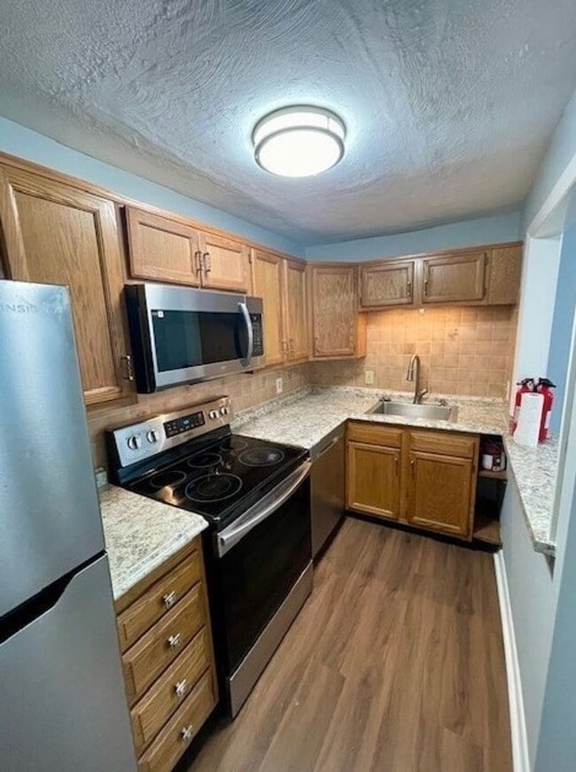 Building Photo - Fresh 1 Bedroom Corner Condo with 2 Off Street Parking Spaces