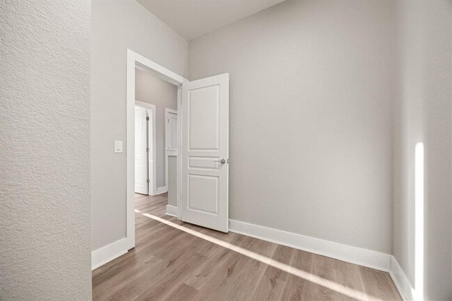 Building Photo - 1501 Roseburg Dr