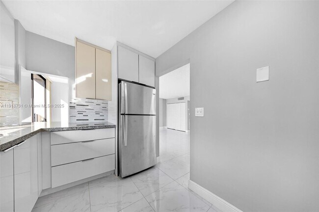 Building Photo - 17011 N Bay Rd