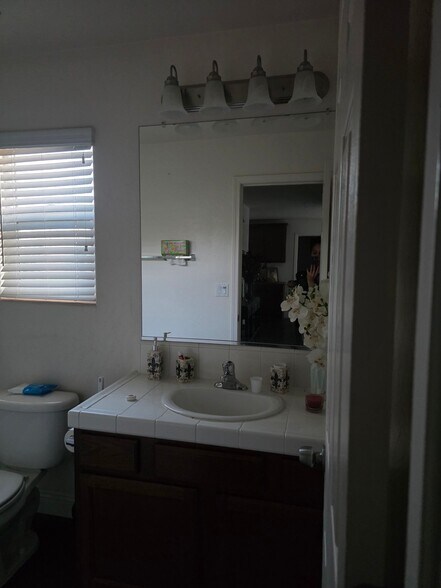 Building Photo - 655 S Arroyo Ave
