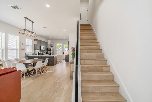 Building Photo - 719 Eleanor Ave