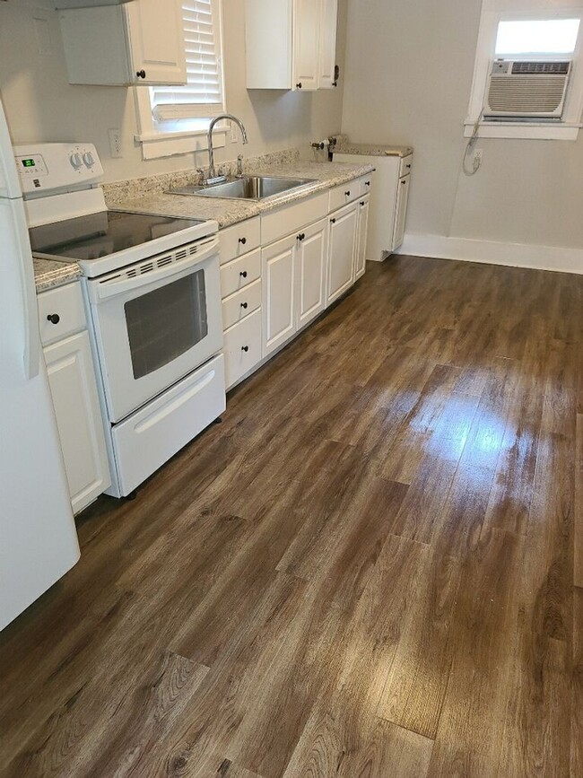 Building Photo - Beautiful 1 bedroom 1 bath bedroom bungalo...
