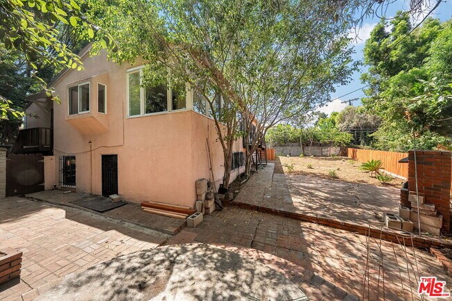 Building Photo - 9149 Hillsboro Dr