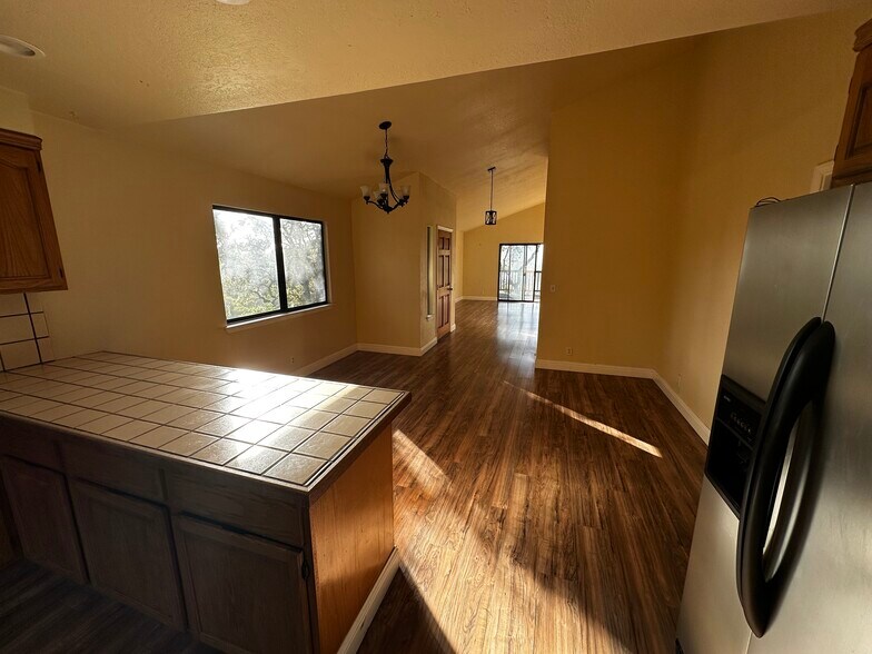 Building Photo - 812 Loma Prieta Dr