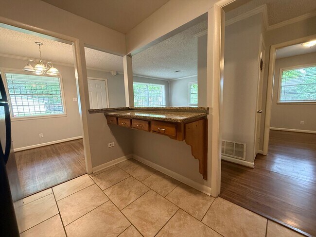 Building Photo - 9115 Oak Grove Ln