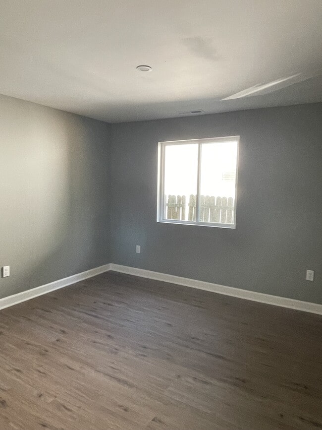 Building Photo - 1105 N Orchard Knob Ave