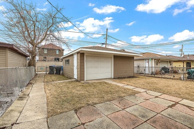 Building Photo - 11242 S Whipple St