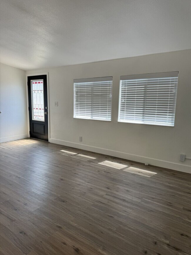 Building Photo - Large Echo home for rent