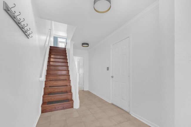 Building Photo - Dream Townhome in Kingstowne – Updated Ele...