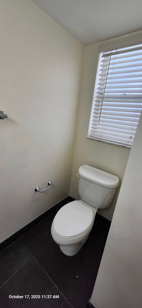 Building Photo - Spacious 1 Bed + Den | 1.5 Bath Apartment ...