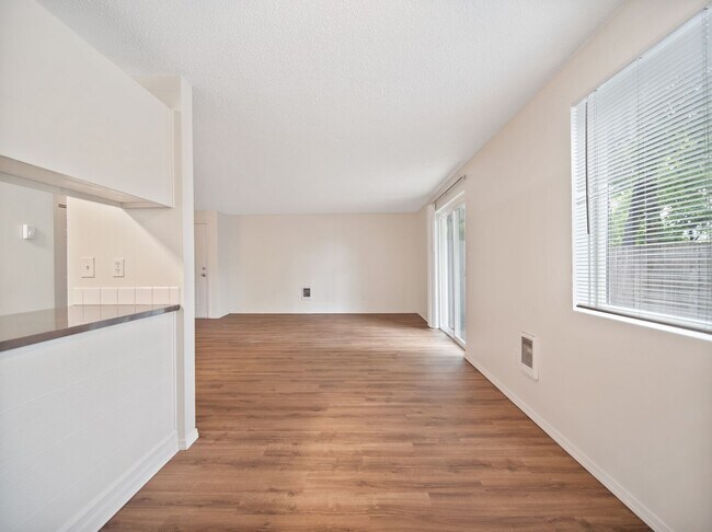 Building Photo - ONE BEDROOM IN DESIRABLE MILLWOOD NEIGHBOR...