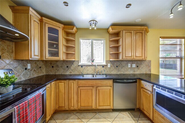 Building Photo - 6227 S Pinesap Dr