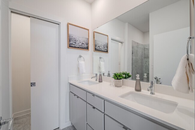 Building Photo - Modern Townhome with Dual Primary Suites & 2-Car Garage | Knox-Henderson / Lower Greenville