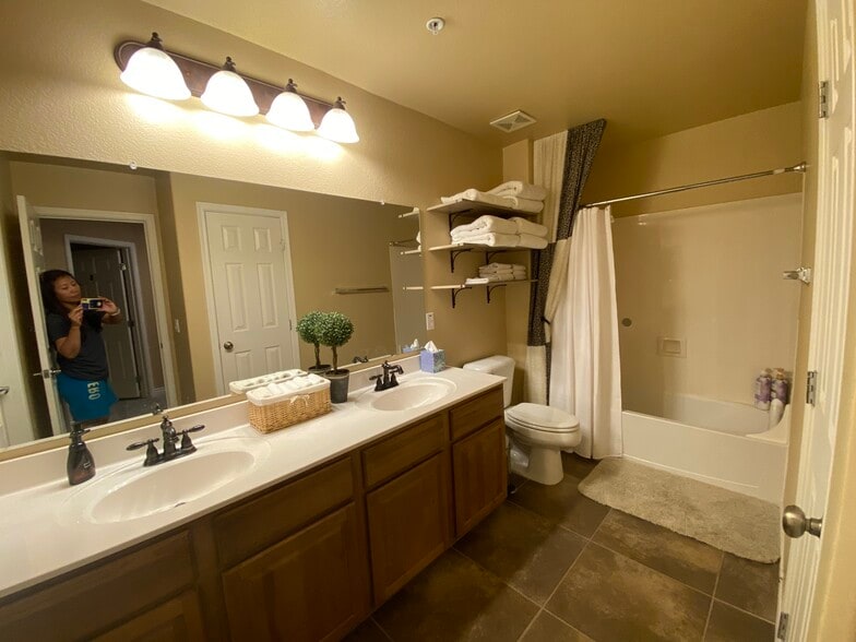 Building Photo - 1350 S Greenfield Rd