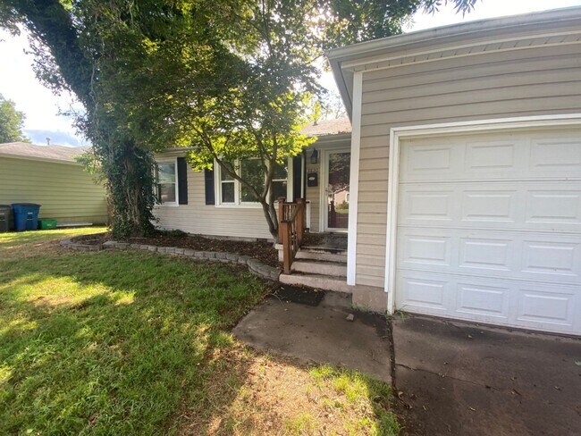 Building Photo - Close to Brookside & Riverparks!!