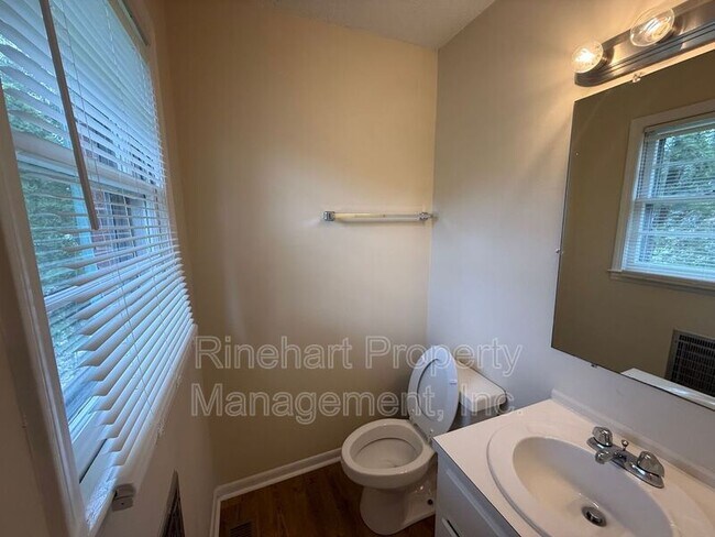 Building Photo - 1570 Marett Blvd
