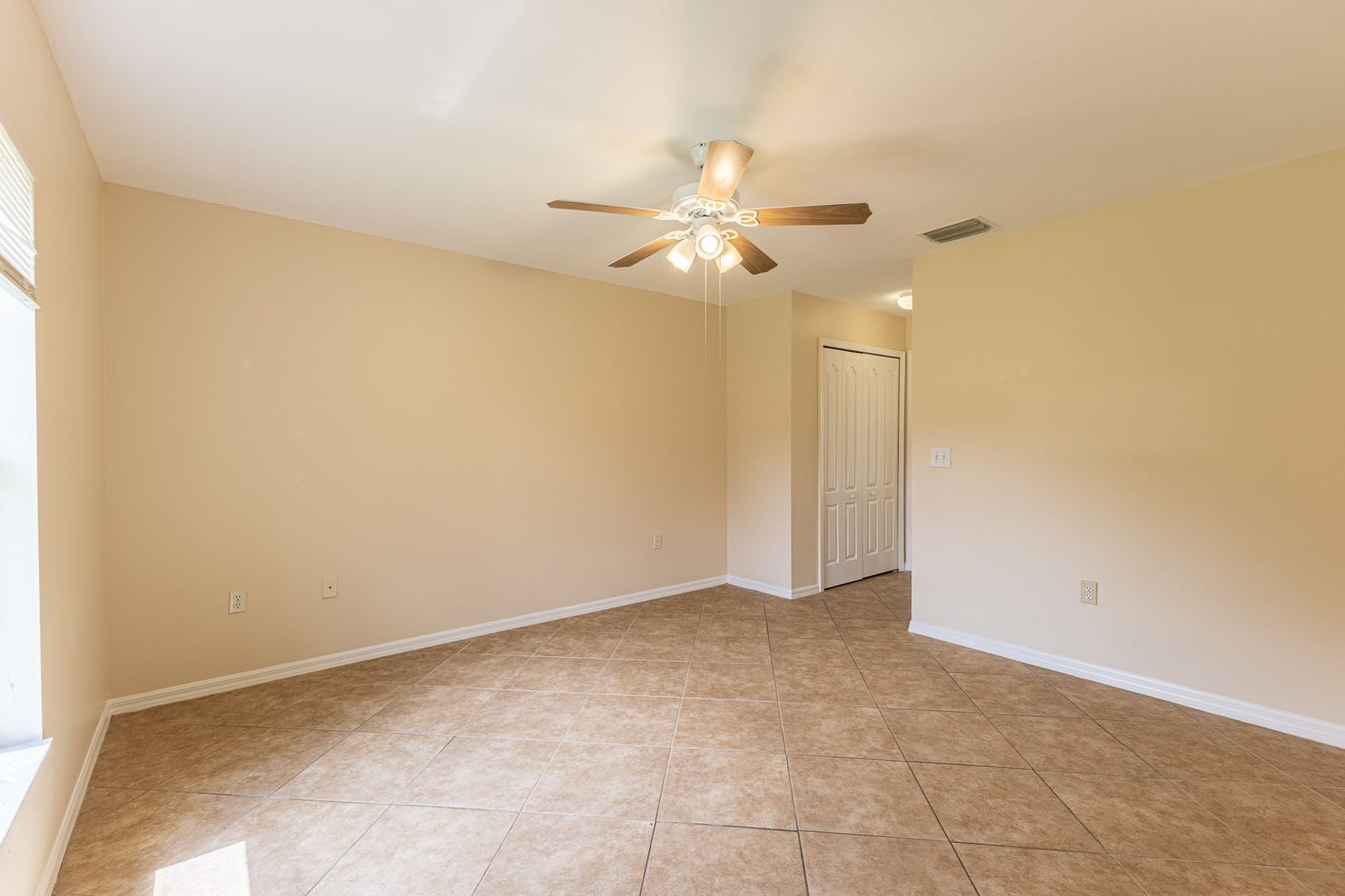 Building Photo - 3/2 Single Family home freshly painted interior and exterior