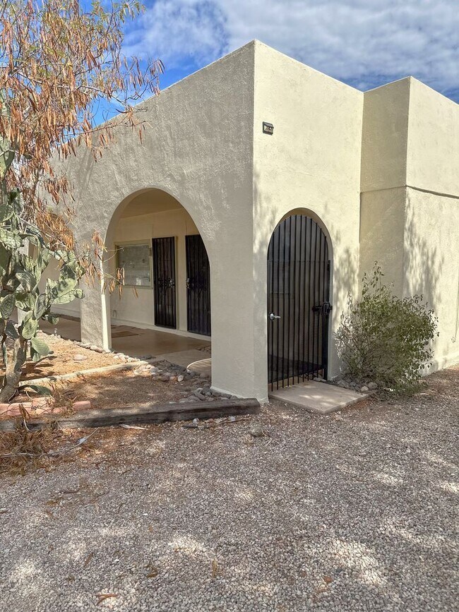 Primary Photo - 3719 E Fairmount St