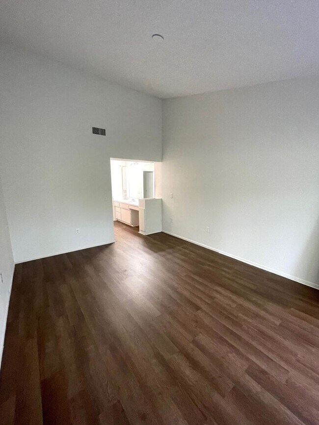 Building Photo - Spacious 2Bed/2Bath Condo for Rent!! Sarasota