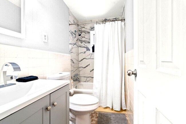 Building Photo - 128 Bainbridge St