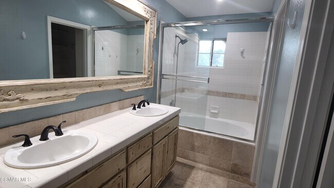 Building Photo - 4932 Barbados Ct