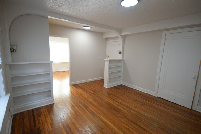 Building Photo - 720 W 38th St
