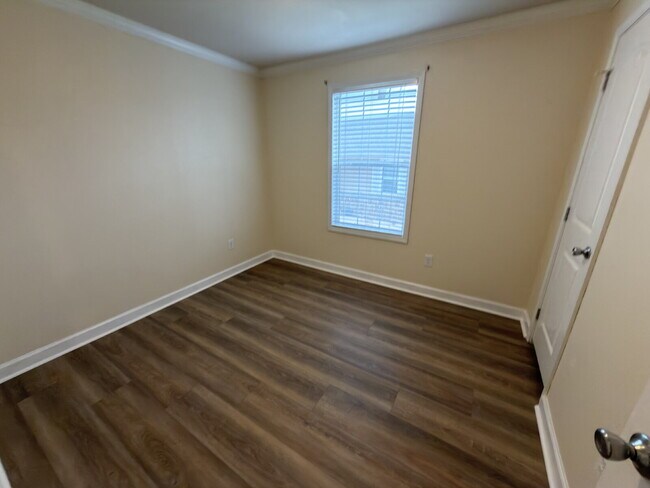 Building Photo - Three bedroom duplex close to Canyon Lake Highschool