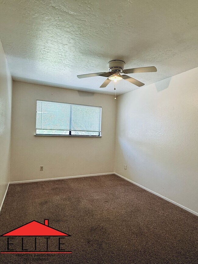 Building Photo - AVAILABLE NOW!!