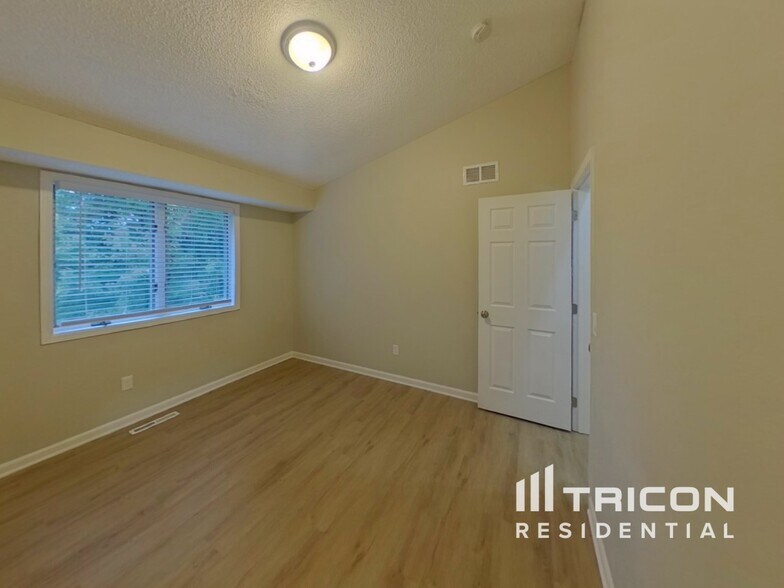 Building Photo - 4448 Hamilton Dr