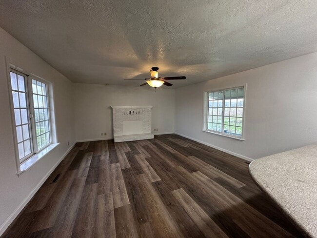 Building Photo - 3 Bedroom 2 bath Farm house