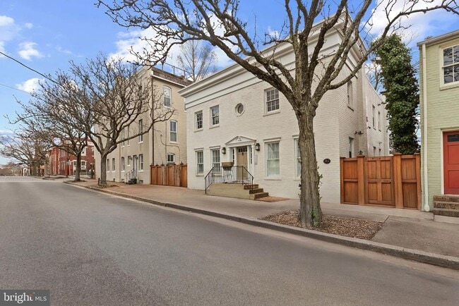 Building Photo - 810 Queen St